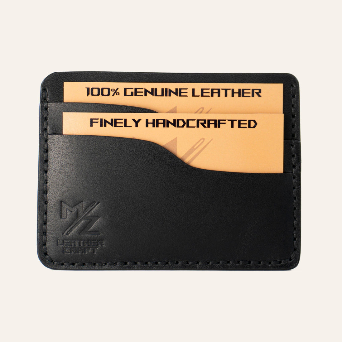 MZ Leather Craft yatay minimalist siyah Buttero deri kartlık, kartlarla dolu önden görünüm, siyah el dikişleri ve sol alt köşede kabartmalı MZ logosu
