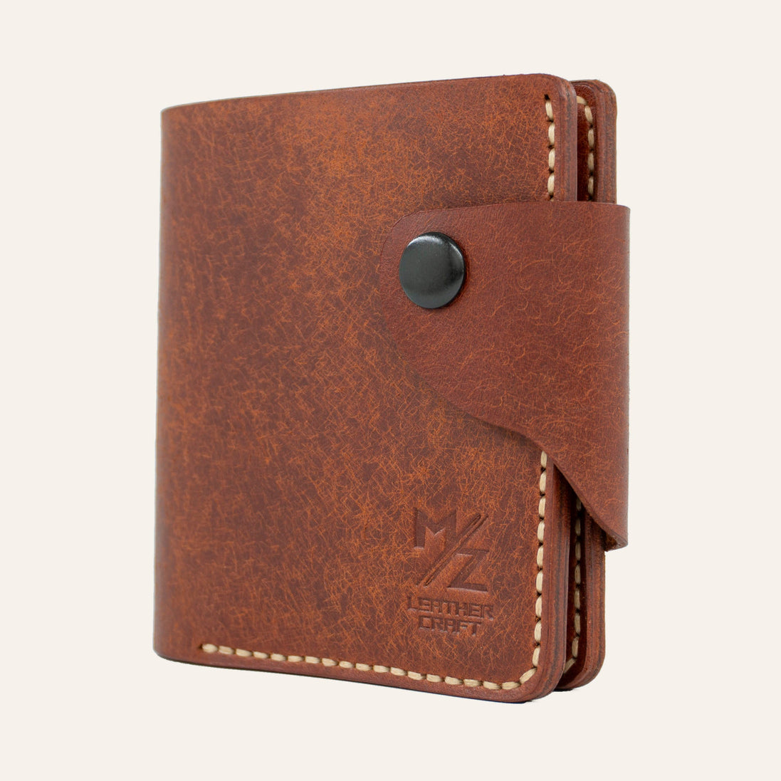 MZ Leather Craft kapalı yatay kiremit Pueblo deri klasik erkek cüzdanı, ön yüzey dokusunu, kontrast açık gri el dikişli ön-diyagonal profili ve alt köşedeki kabartmalı MZ logosunu gösteren görünüm