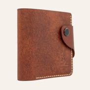 MZ Leather Craft kapalı yatay kiremit Pueblo deri klasik erkek cüzdanı, çıtçıtlı bütünleşik kapama kayışını ve açık gri el dikişi profil yapısını gösteren tam yan profil görünümü