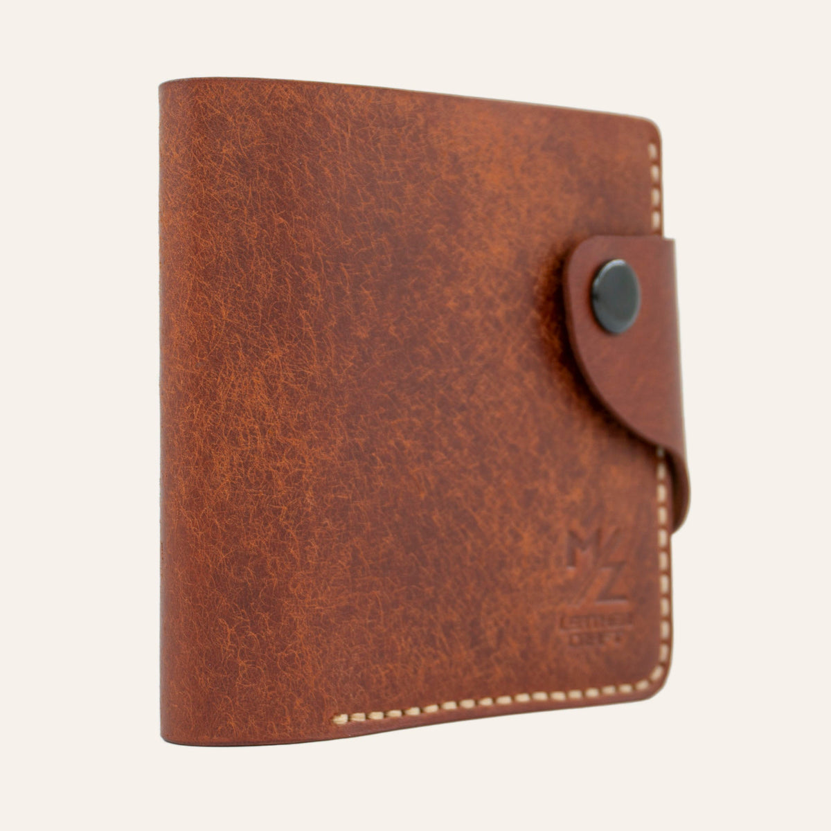 MZ Leather Craft kapalı yatay kiremit Pueblo deri klasik erkek cüzdanı, çıtçıtlı bütünleşik kapama kayışını ve açık gri el dikişi profil yapısını gösteren tam yan profil görünümü