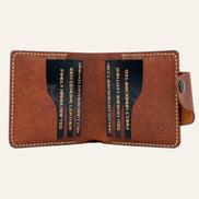 MZ Leather Craft açık kiremit Pueblo deri yatay cüzdan, altı kart yuvasını dolu olarak gösteren iç görünüm. Lacivert sample kartlar ve metinleri ile açık gri saraç dikişler ve MZ logosu net