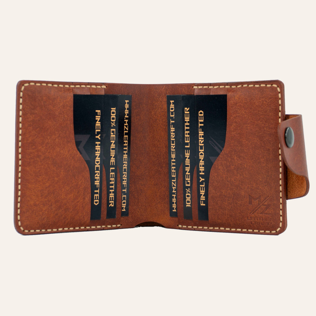 MZ Leather Craft açık kiremit Pueblo deri yatay cüzdan, altı kart yuvasını dolu olarak gösteren iç görünüm. Lacivert sample kartlar ve metinleri ile açık gri saraç dikişler ve MZ logosu net