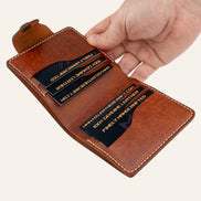 MZ Leather Craft açık kiremit Pueblo deri yatay cüzdan, 6 kart bölmesi ve el ile sunum. Kartlar üzerindeki profesyonel gravür metinler ve MZ logosu net