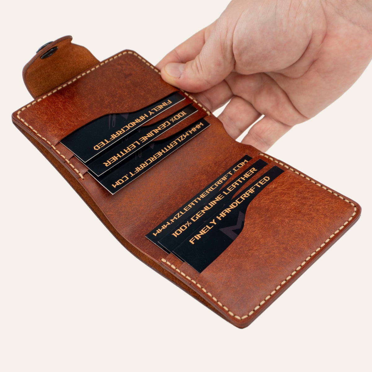 MZ Leather Craft açık kiremit Pueblo deri yatay cüzdan, 6 kart bölmesi ve el ile sunum. Kartlar üzerindeki profesyonel gravür metinler ve MZ logosu net