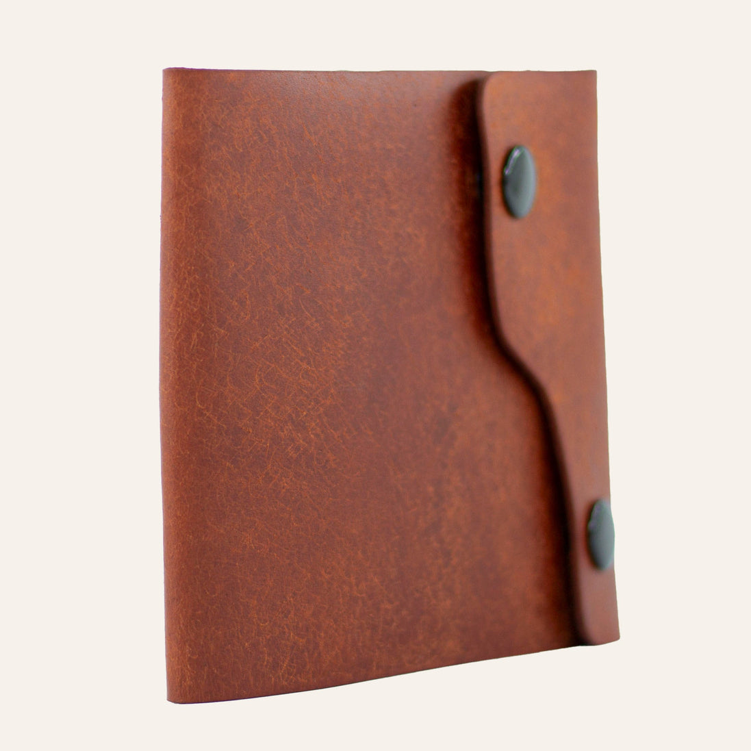 MZ Leather Craft kiremit Pueblo deri dil kapaklı cüzdan, kapalı hafif açılı sol profil görünümü ve rustik deri dokusu