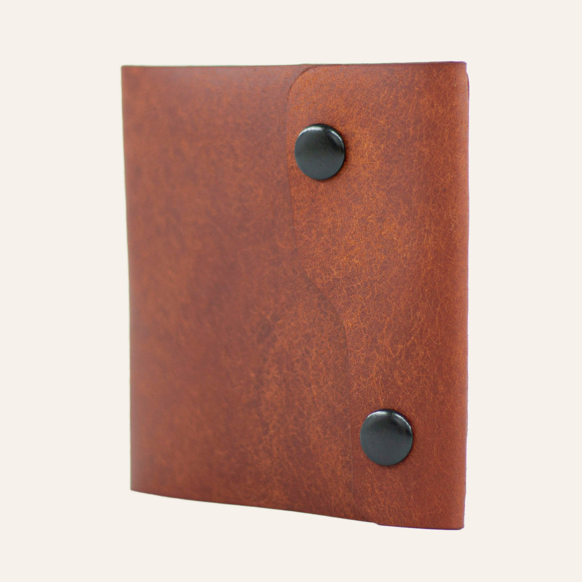MZ Leather Craft kiremit Pueblo deri dil kapaklı cüzdan, kapalı hafif açılı sağ profil görünümü, çift çıtçıt detayı ve kapak yapısı