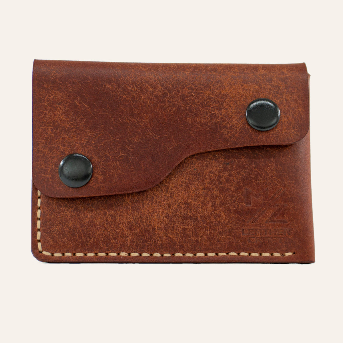 MZ Leather Craft çift çıtçıtlı kapaklı minimalist kiremit Pueblo deri cüzdan, kapalı önden görünüm, asimetrik kapak formu, açık gri el dikişi ve kabartmalı MZ logosu