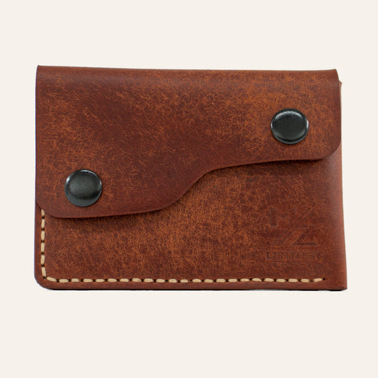 MZ Leather Craft çift çıtçıtlı kapaklı minimalist kiremit Pueblo deri cüzdan, kapalı önden görünüm, asimetrik kapak formu, açık gri el dikişi ve kabartmalı MZ logosu