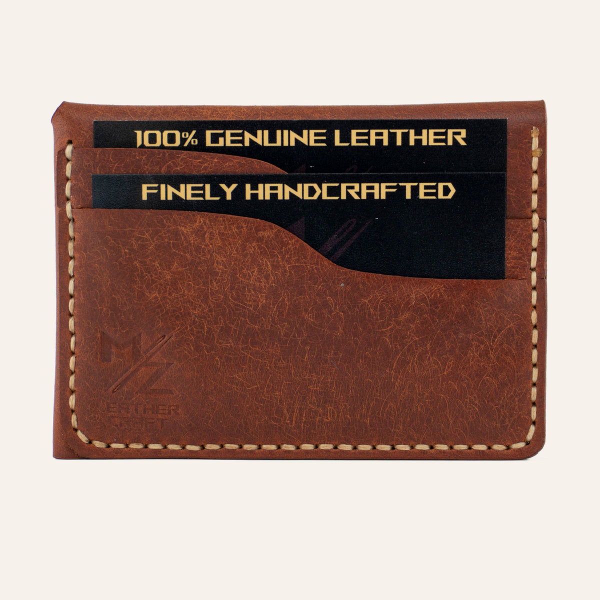 MZ Leather Craft çift çıtçıtlı kapaklı minimalist kiremit Pueblo deri cüzdan dolu arka görünüm, tanıtım kartları yerleştirilmiş iki adet kart yuvası, açık gri el dikişleri ve MZ logosu