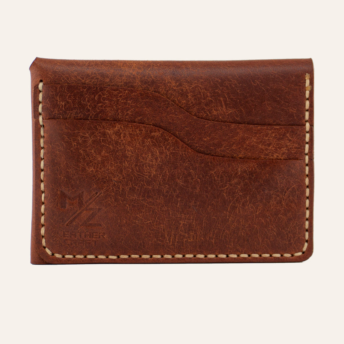 MZ Leather Craft çift çıtçıtlı kapaklı minimalist kiremit Pueblo deri cüzdan boş arka görünüm, kıvrımlı iki adet kart yuvası, açık gri saraç dikişleri ve kabartmalı MZ logosu