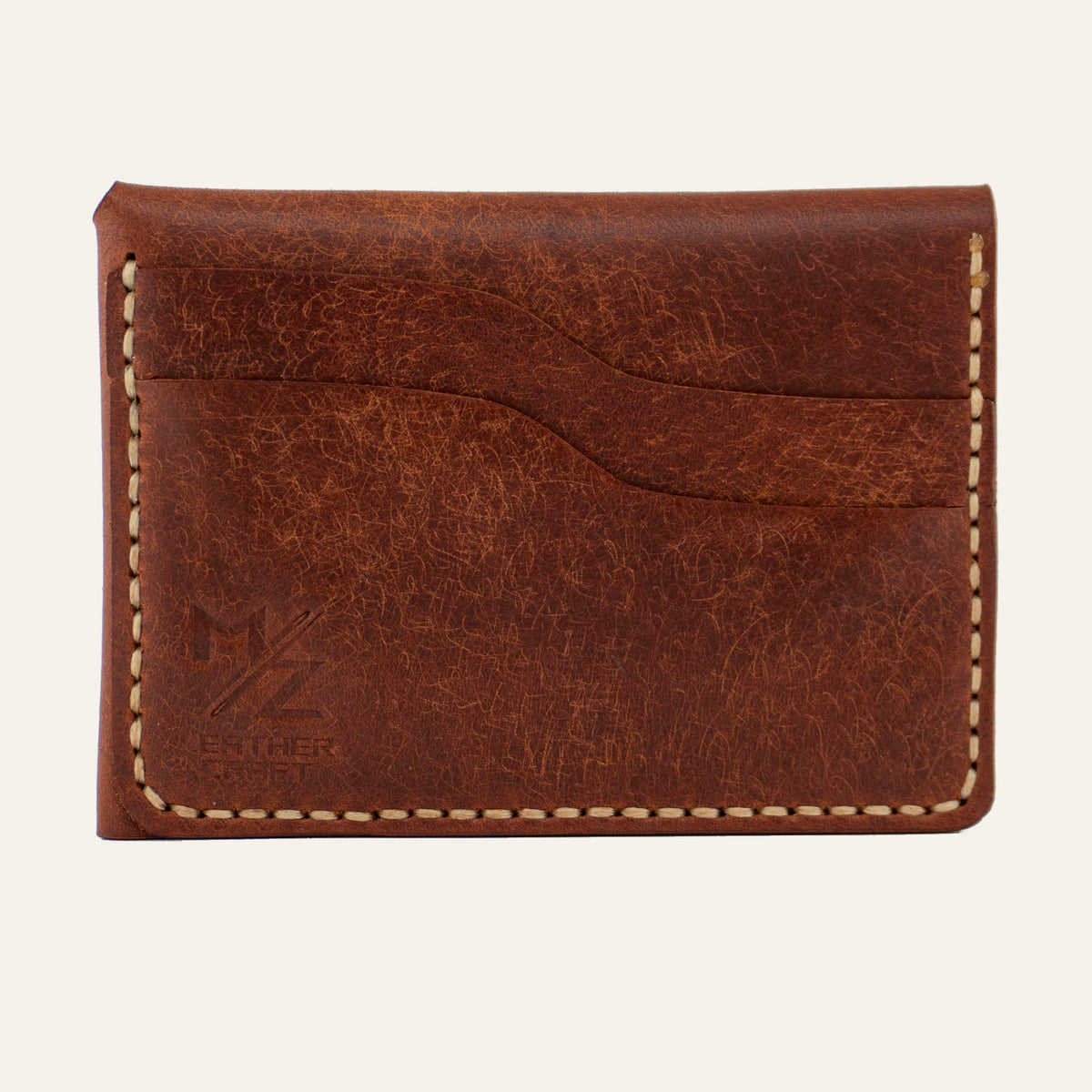 MZ Leather Craft çift çıtçıtlı kapaklı minimalist kiremit Pueblo deri cüzdan boş arka görünüm, kıvrımlı iki adet kart yuvası, açık gri saraç dikişleri ve kabartmalı MZ logosu
