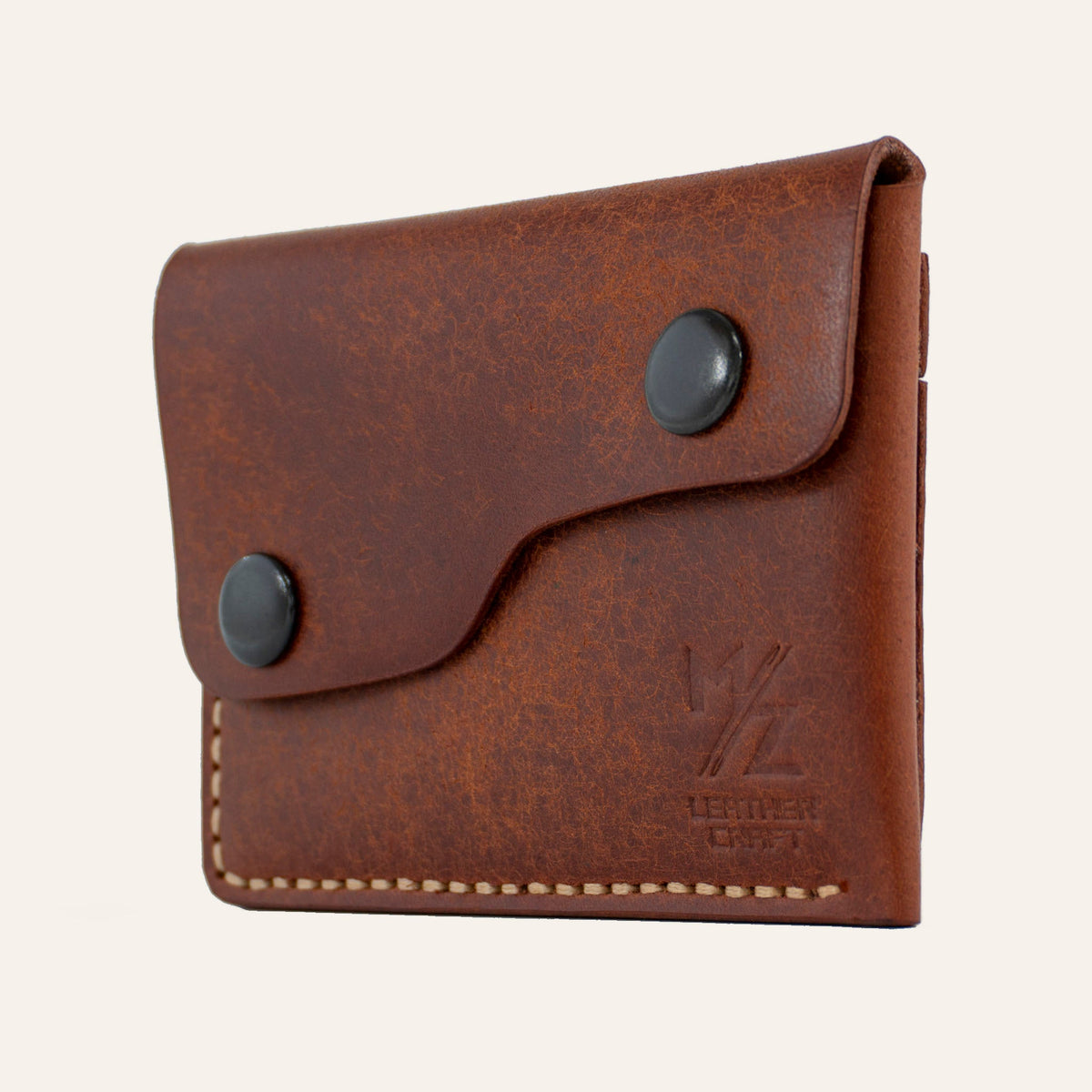 MZ Leather Craft kiremit Pueblo deri kapaklı minimalist cüzdan, kapalı hafif açılı sağ profil görünümü, çift çıtçıt detayı ve asimetrik kapak yapısı