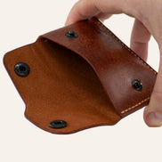 MZ Leather Craft açık kapaklı minimalist kiremit Pueblo deri cüzdan, el ile tutulan iç görünüm, ana bölme, açık çıtçıtlar ve açık gri el dikişi detayları