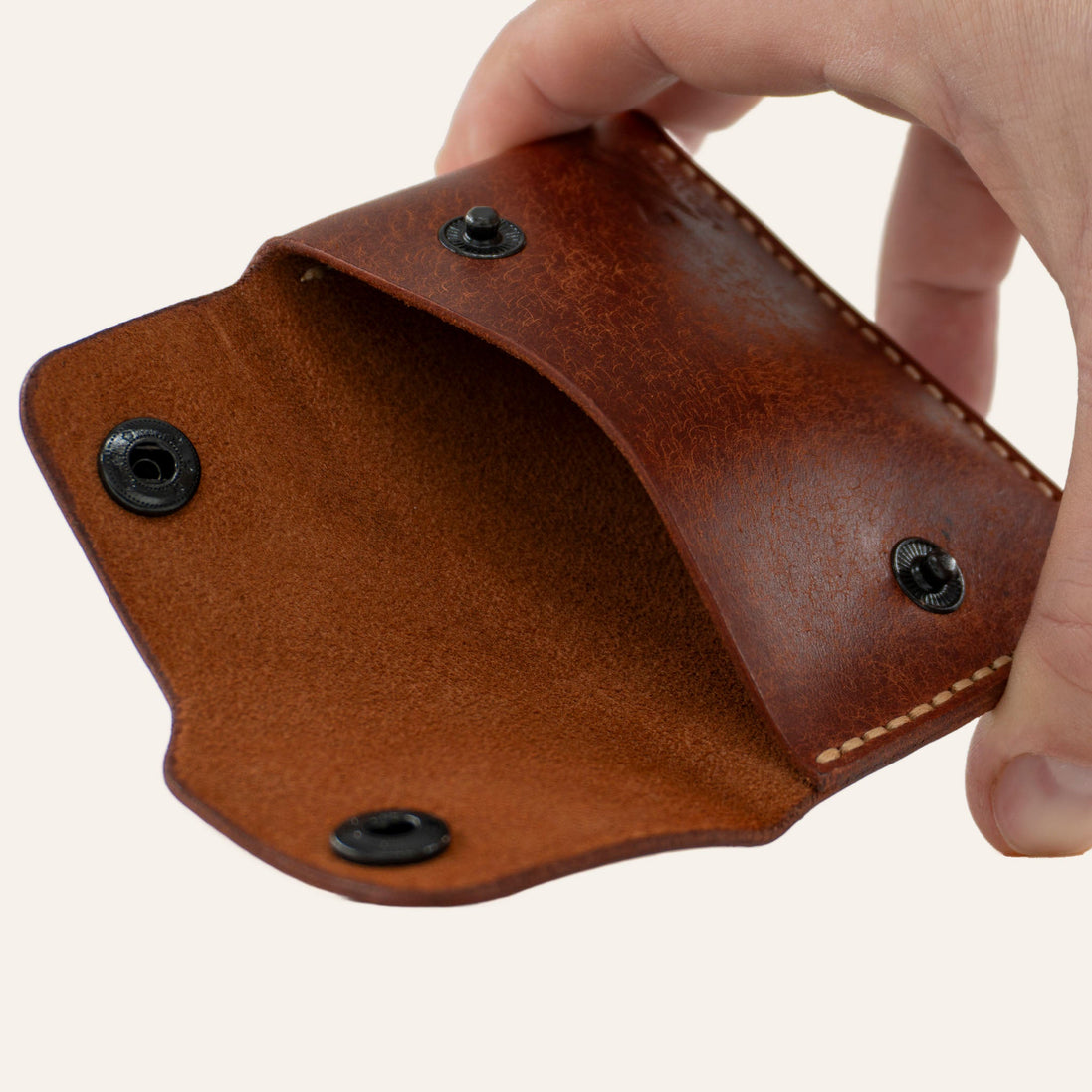 MZ Leather Craft açık kapaklı minimalist kiremit Pueblo deri cüzdan, el ile tutulan iç görünüm, ana bölme, açık çıtçıtlar ve açık gri el dikişi detayları