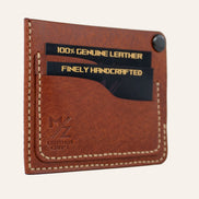 MZ Leather Craft köşe çıtçıtlı ters cüzdan kiremit Pueblo deri, kapalı hafif açılı sol profil görünümü, dolu kart yuvaları ve mat deri dokusu