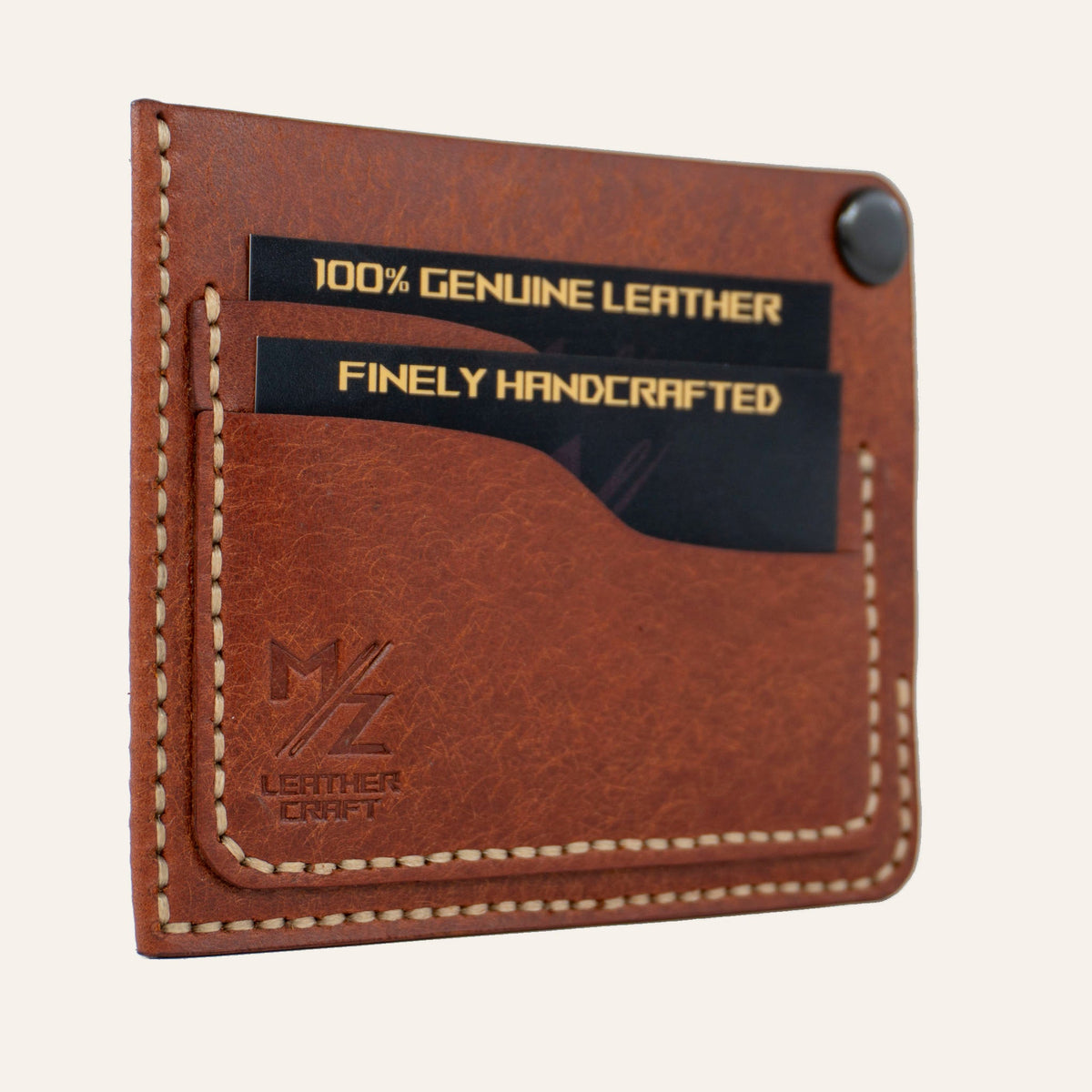 MZ Leather Craft köşe çıtçıtlı ters cüzdan kiremit Pueblo deri, kapalı hafif açılı sol profil görünümü, dolu kart yuvaları ve mat deri dokusu