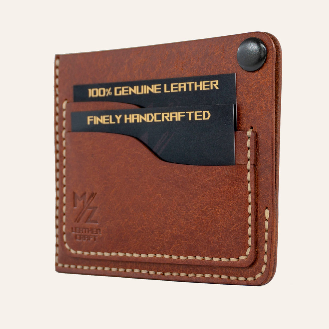 MZ Leather Craft köşe çıtçıtlı ters cüzdan kiremit Pueblo deri, kapalı hafif açılı sağ profil görünümü, köşe çıtçıt detayı ve açık gri saraç dikişleri