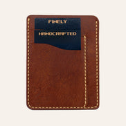 MZ Leather Craft dikey minimalist kiremit Pueblo deri kartlık, kartlarla dolu önden görünüm, sarı el dikişleri ve sol alt köşede kabartmalı MZ logosu