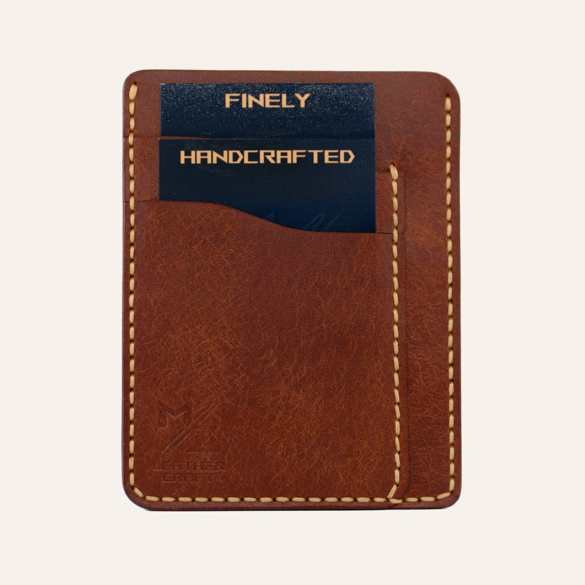 MZ Leather Craft dikey minimalist kiremit Pueblo deri kartlık, kartlarla dolu önden görünüm, sarı el dikişleri ve sol alt köşede kabartmalı MZ logosu