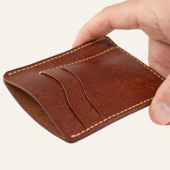 MZ Leather Craft dikey minimalist kiremit Pueblo deri kartlık, el ile tutulan hafif açılı boş ön görünüm, kıvrımlı kart yuvaları ve sarı saraç dikişi detayları