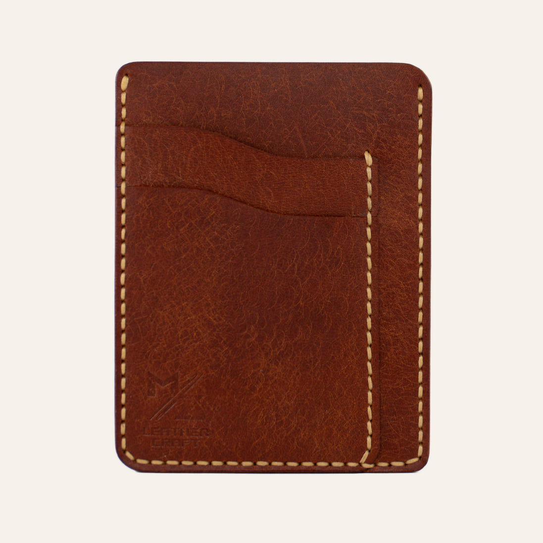 MZ Leather Craft dikey minimalist kiremit Pueblo deri kartlık, boş kart yuvalarını ve mat deri dokusunu gösteren düz ön görünüm, sarı el dikişleri ve kabartmalı MZ logosu
