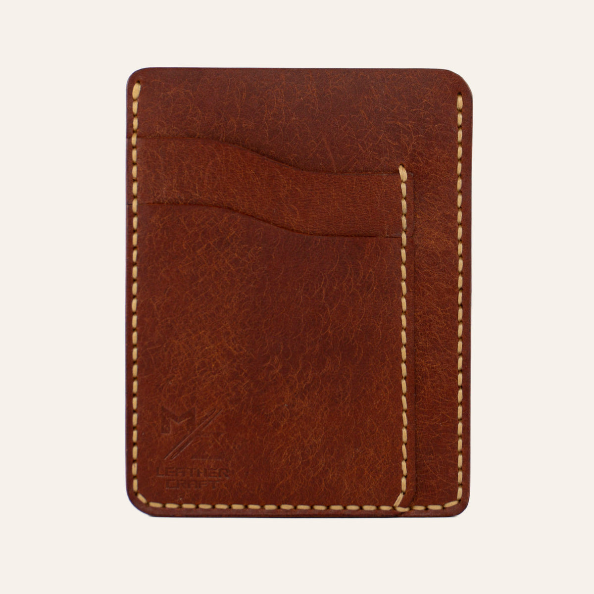 MZ Leather Craft dikey minimalist kiremit Pueblo deri kartlık, boş kart yuvalarını ve mat deri dokusunu gösteren düz ön görünüm, sarı el dikişleri ve kabartmalı MZ logosu