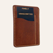 MZ Leather Craft dikey minimalist kiremit Pueblo deri kartlık, kartlarla dolu hafif açılı sol profil görünümü, mat yüzey dokusu ve sarı el dikişi hattı