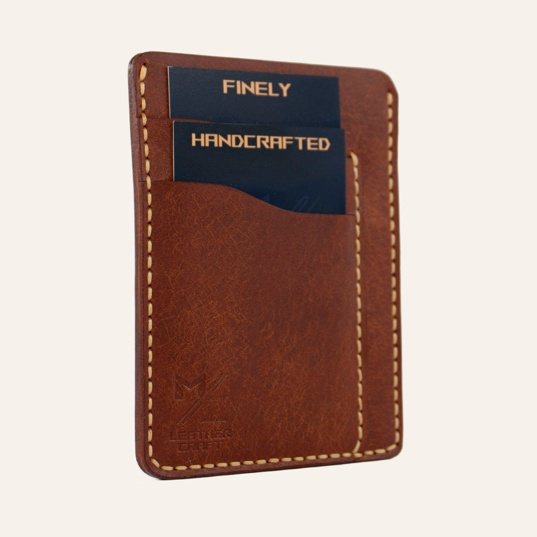 MZ Leather Craft dikey minimalist kiremit Pueblo deri kartlık, kartlarla dolu hafif açılı sol profil görünümü, mat yüzey dokusu ve sarı el dikişi hattı