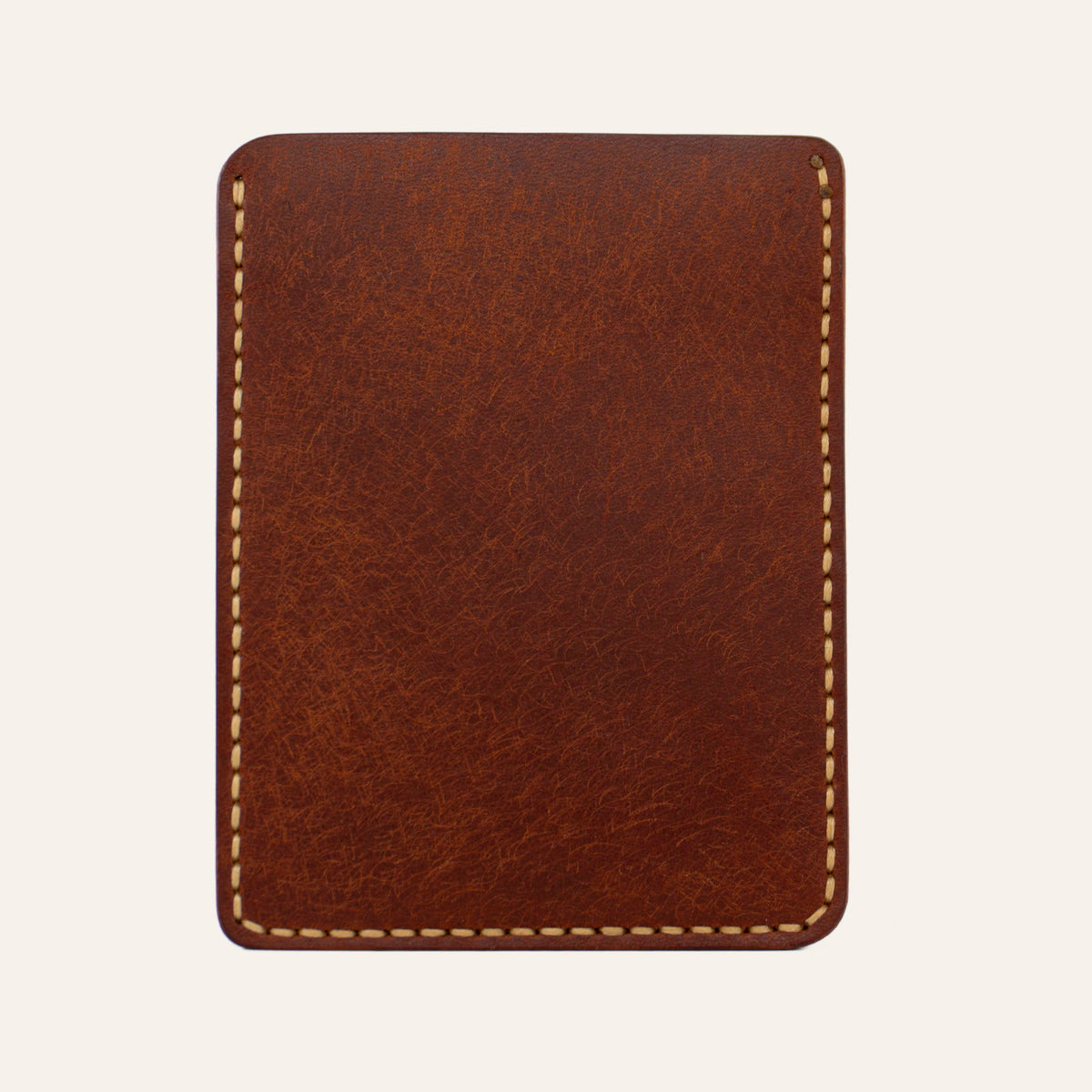 MZ Leather Craft dikey minimalist kiremit Pueblo deri kartlık, pürüzsüz sürekli deri paneli ve çevreleyen sarı el dikişlerini gösteren arka görünüm