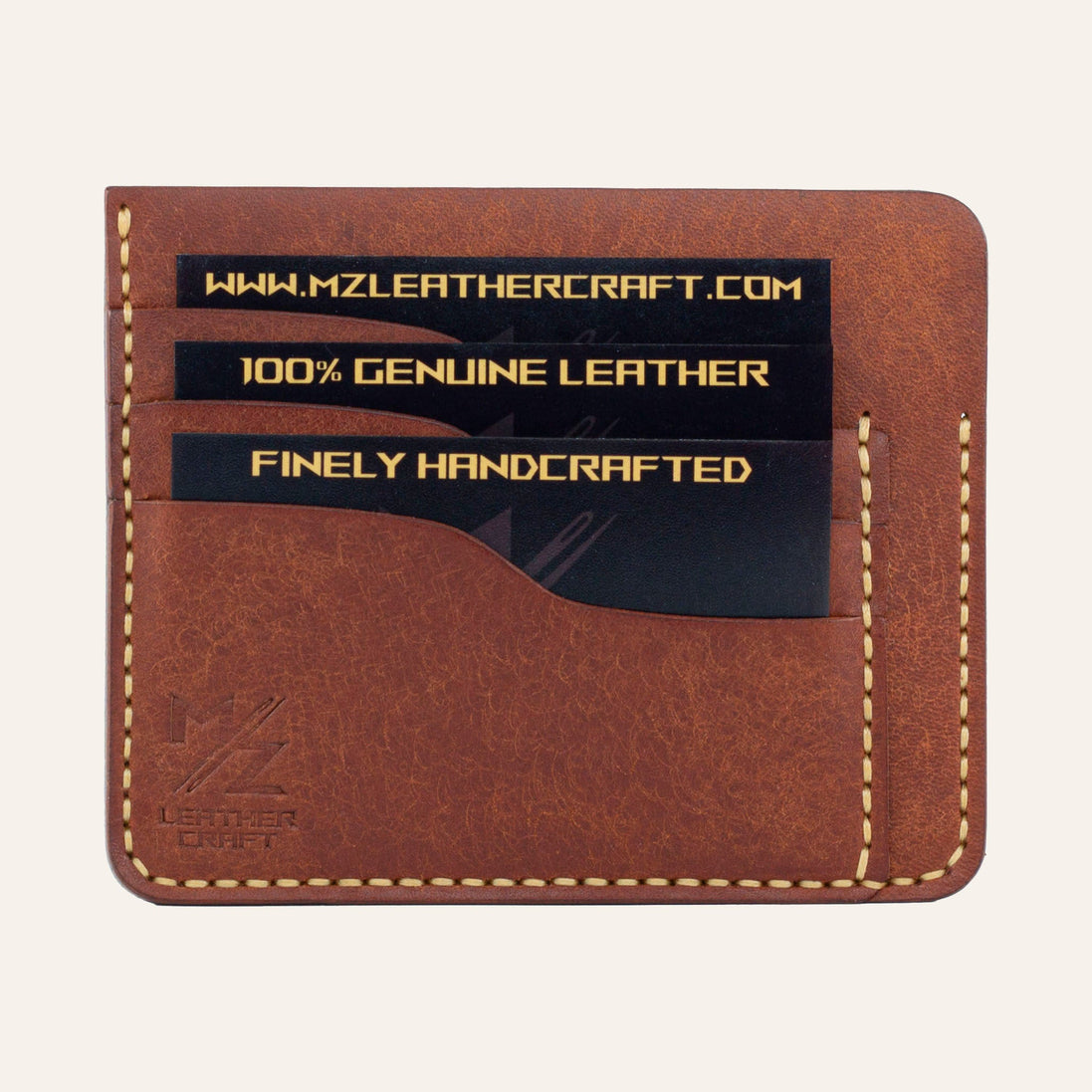 MZ Leather Craft kiremit Pueblo deri ters cüzdan, kartlarla dolu düz ön görünüm, 3 ön kart yuvası, sarı el dikişleri ve kabartmalı MZ logosu