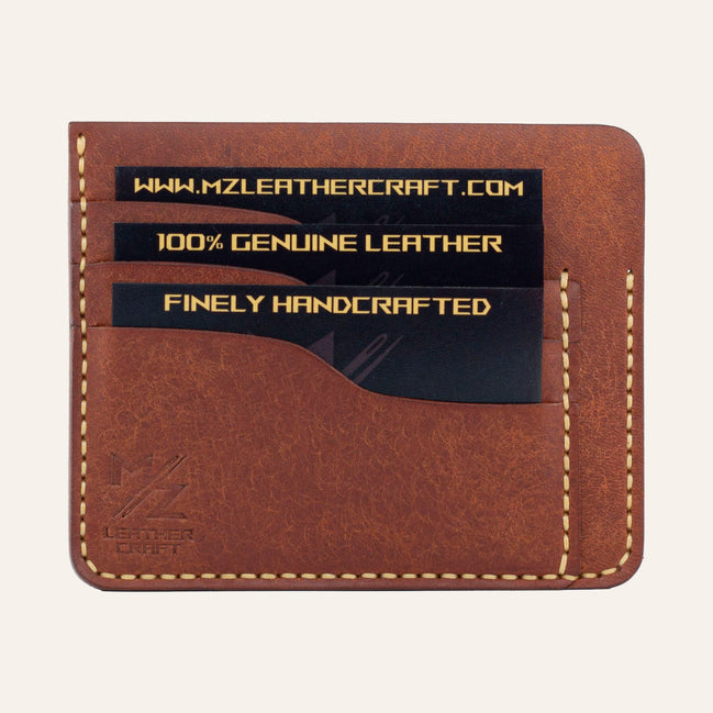 MZ Leather Craft kiremit Pueblo deri ters cüzdan, kartlarla dolu düz ön görünüm, 3 ön kart yuvası, sarı el dikişleri ve kabartmalı MZ logosu