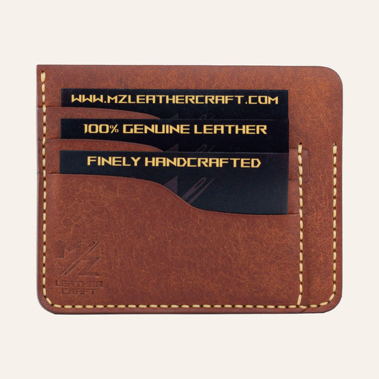 MZ Leather Craft kiremit Pueblo deri ters cüzdan, kartlarla dolu düz ön görünüm, 3 ön kart yuvası, sarı el dikişleri ve kabartmalı MZ logosu