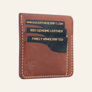 MZ Leather Craft kiremit Pueblo deri ters cüzdan, kartlarla dolu hafif açılı sol profil görünümü, mat yüzey dokusu ve sarı el dikişi hattı