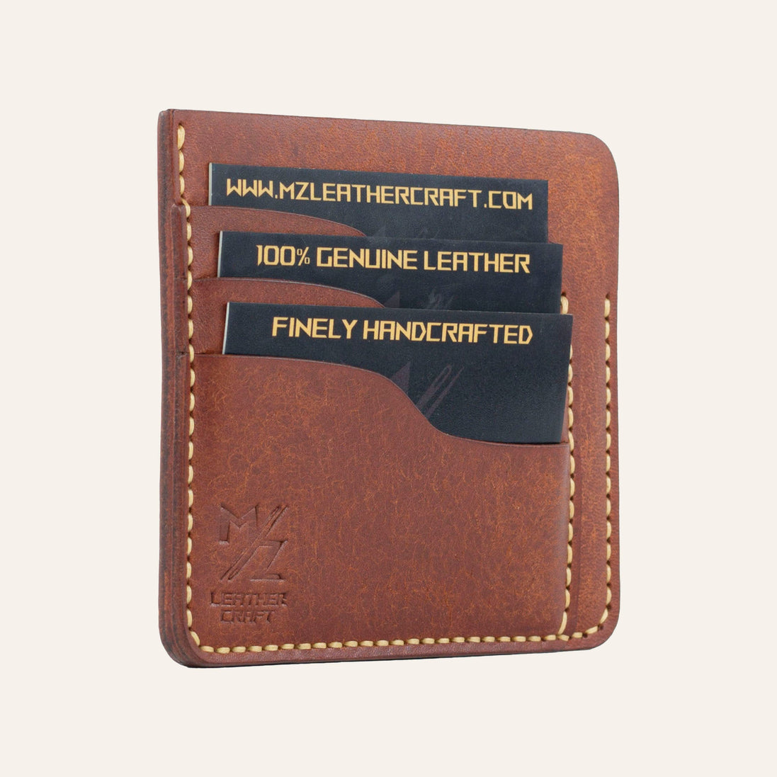 MZ Leather Craft kiremit Pueblo deri ters cüzdan, kartlarla dolu hafif açılı sol profil görünümü, mat yüzey dokusu ve sarı el dikişi hattı