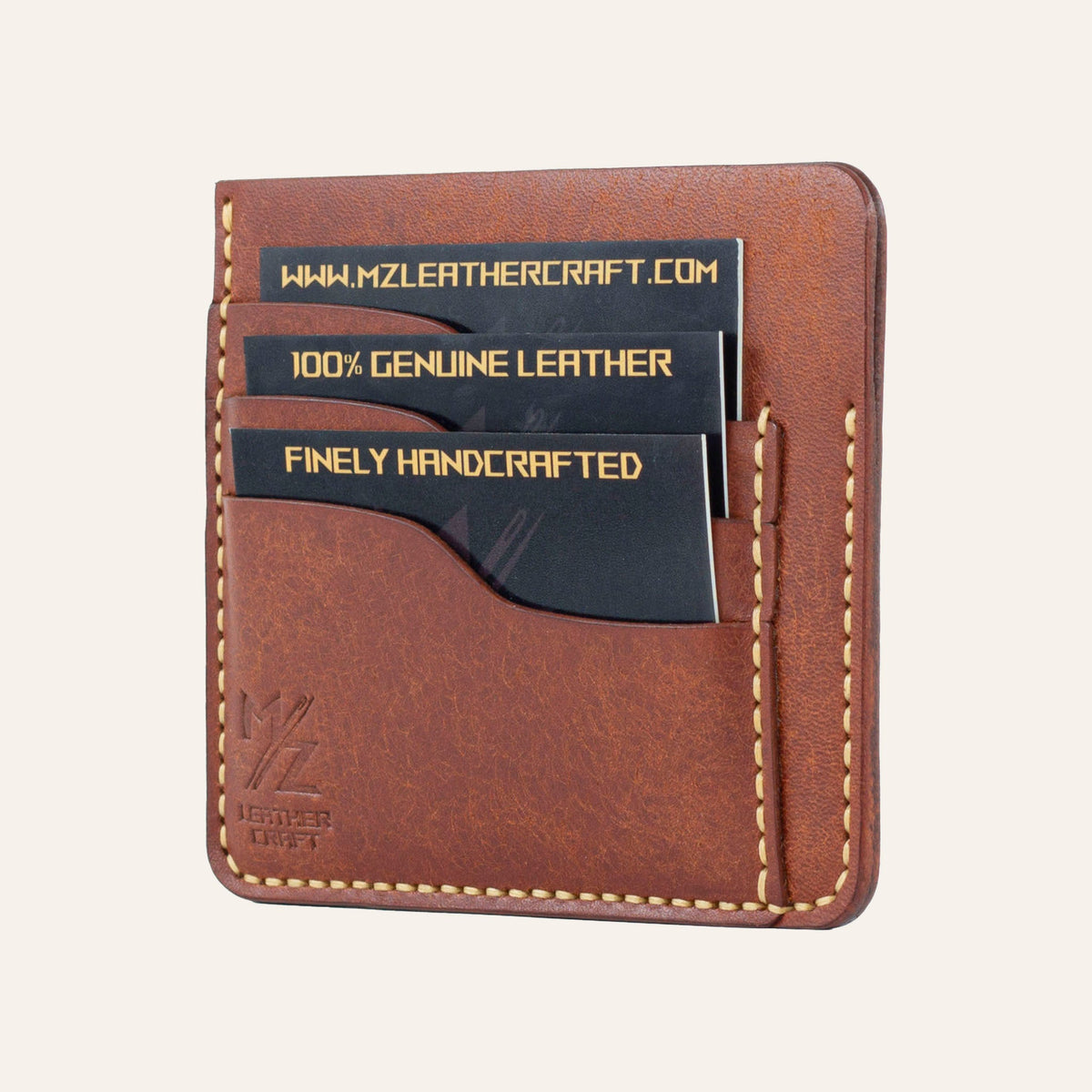 MZ Leather Craft kiremit Pueblo deri ters cüzdan, kartlarla dolu hafif açılı sağ profil görünümü, sarı el dikişi kalitesi ve belirgin Pueblo deri dokusu