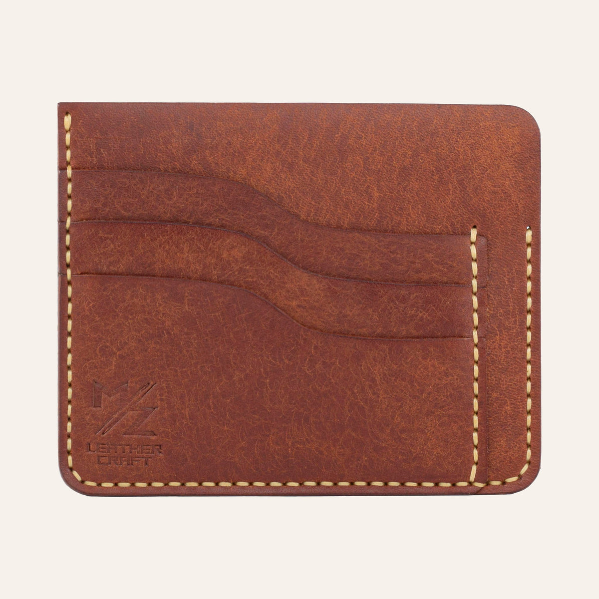 MZ Leather Craft kiremit Pueblo deri ters cüzdan, 3 boş kart yuvasını ve mat deri dokusunu gösteren düz ön görünüm, sarı el dikişleri ve kabartmalı MZ logosu