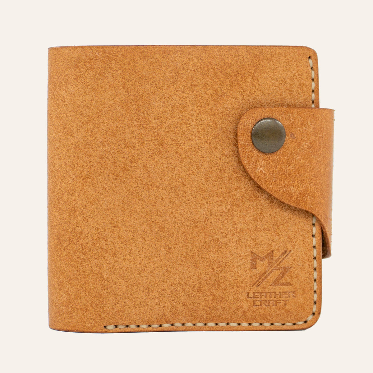MZ Leather Craft çıtçıtlı yatay natürel Pueblo deri klasik erkek cüzdanı, kapalı önden görünüm ve kontrast açık gri el dikişi detayları