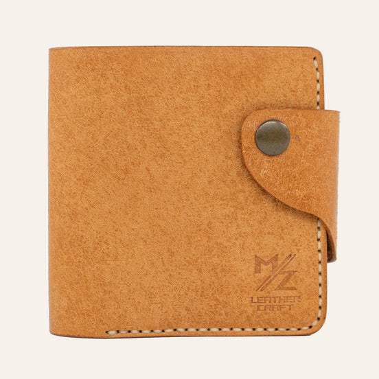MZ Leather Craft çıtçıtlı yatay natürel Pueblo deri klasik erkek cüzdanı, kapalı önden görünüm ve kontrast açık gri el dikişi detayları