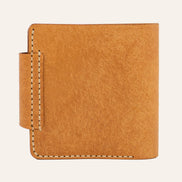 MZ Leather Craft çıtçıtlı yatay natürel Pueblo deri klasik erkek cüzdanı arka görünüm, pürüzsüz sürekli deri panel, çıtçıtlı bütünleşik kapama kayışı ve kontrast açık gri el dikişleri