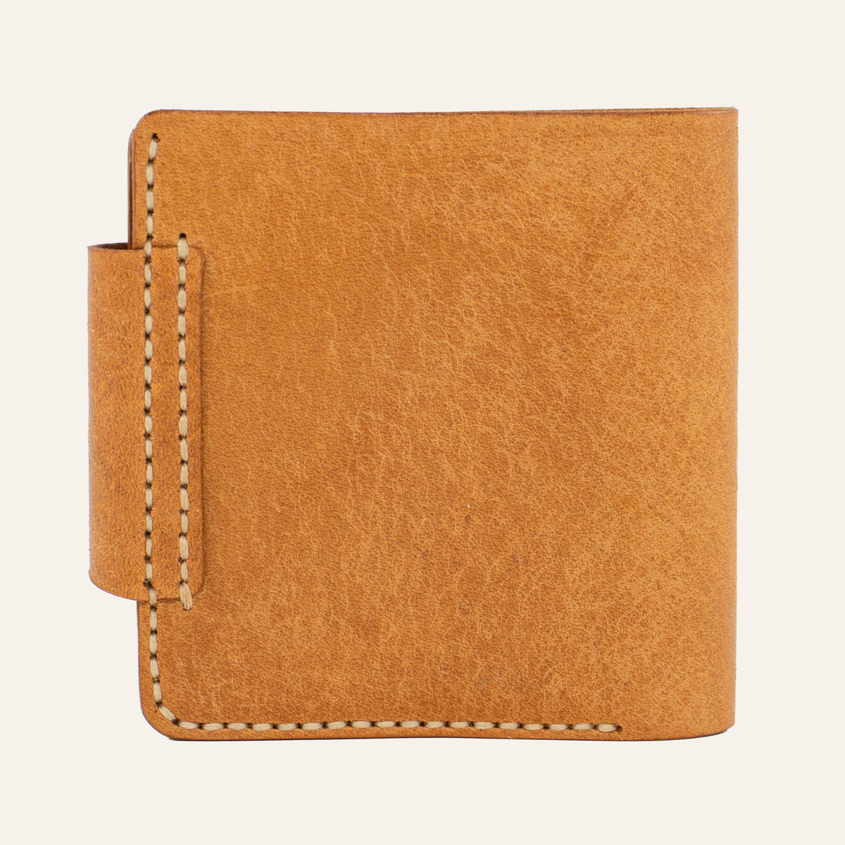 MZ Leather Craft çıtçıtlı yatay natürel Pueblo deri klasik erkek cüzdanı arka görünüm, pürüzsüz sürekli deri panel, çıtçıtlı bütünleşik kapama kayışı ve kontrast açık gri el dikişleri