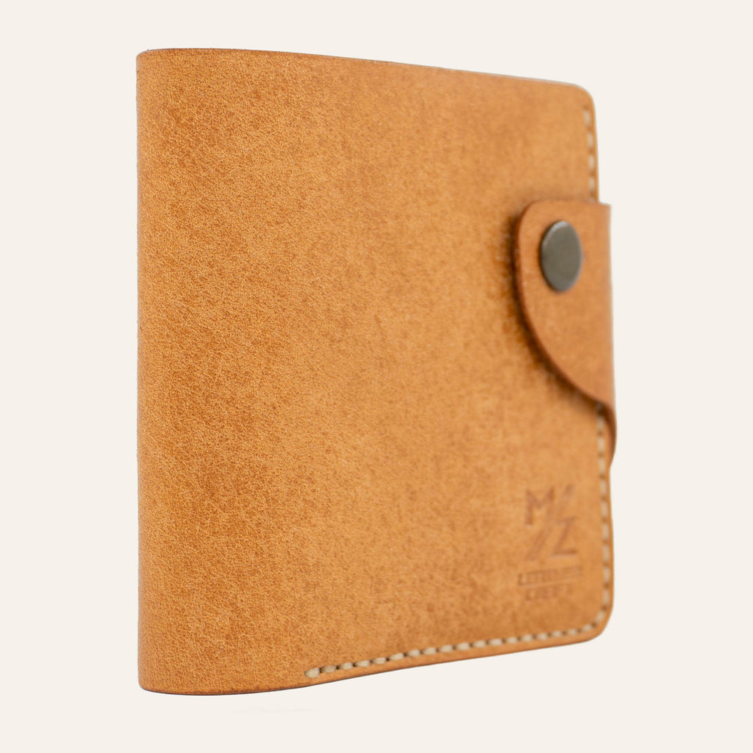 MZ Leather Craft kapalı yatay natürel Pueblo deri klasik erkek cüzdanı, çıtçıtlı bütünleşik kapama kayışını ve açık gri el dikişi profil yapısını gösteren tam yan profil görünümü