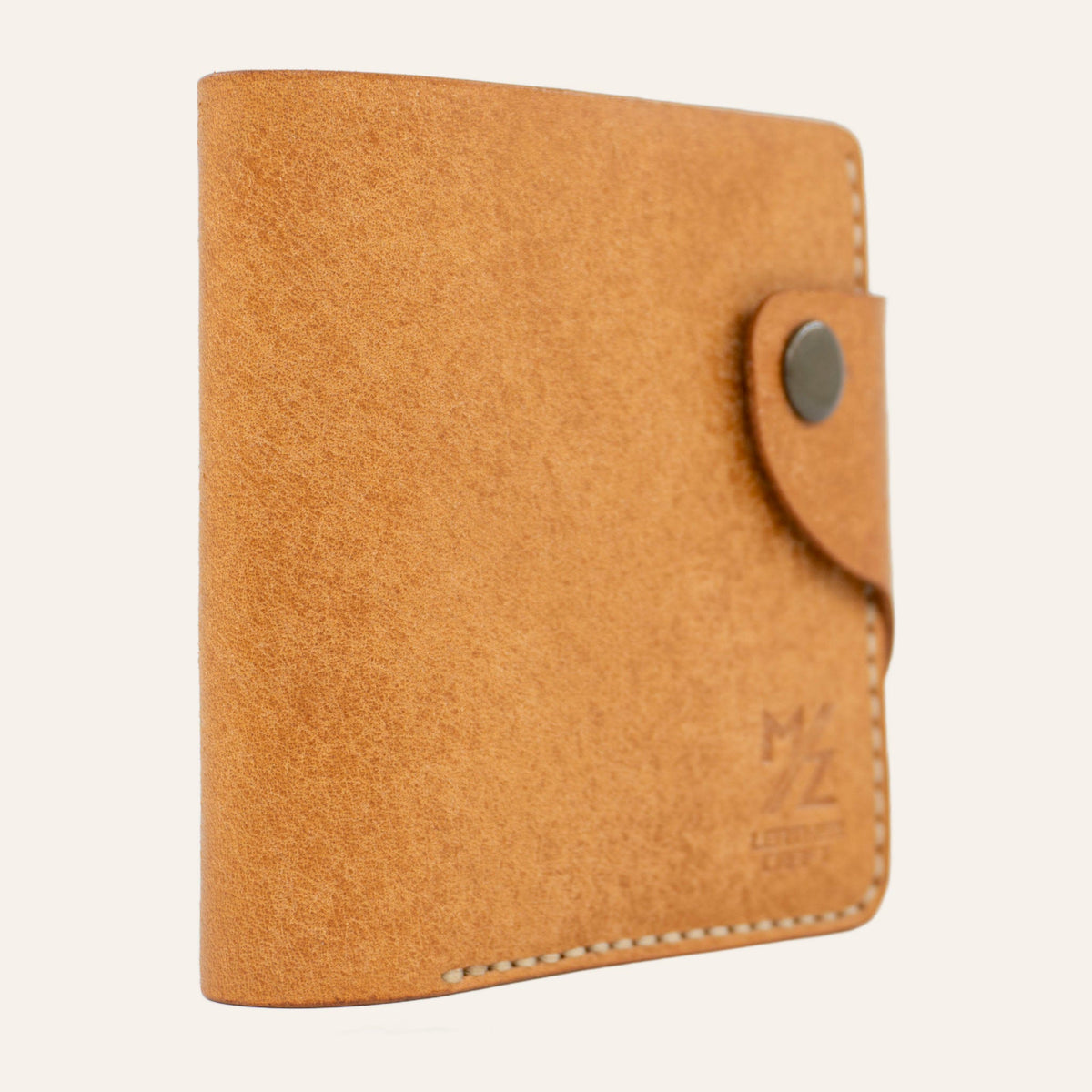 MZ Leather Craft kapalı yatay natürel Pueblo deri klasik erkek cüzdanı, çıtçıtlı bütünleşik kapama kayışını ve açık gri el dikişi profil yapısını gösteren tam yan profil görünümü