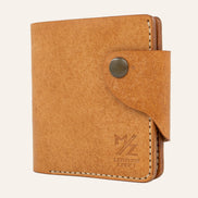 MZ Leather Craft kapalı yatay natürel Pueblo deri klasik erkek cüzdanı, ön yüzey dokusunu, kontrast açık gri el dikişli ön-diyagonal profili ve alt köşedeki kabartmalı MZ logosunu gösteren görünüm