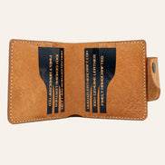 MZ Leather Craft açık natürel Pueblo deri yatay cüzdan, altı kart yuvasını dolu olarak gösteren iç görünüm. Lacivert sample kartlar ve metinleri ile açık gri saraç dikişler ve MZ logosu net