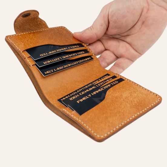 MZ Leather Craft açık natürel Pueblo deri yatay cüzdan, 6 kart bölmesi ve el ile sunum. Kartlar üzerindeki profesyonel gravür metinler ve MZ logosu net