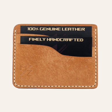 MZ Leather Craft yatay minimalist natürel Pueblo deri kartlık, kartlarla dolu önden görünüm, açık gri el dikişleri ve sol alt köşede kabartmalı MZ logosu