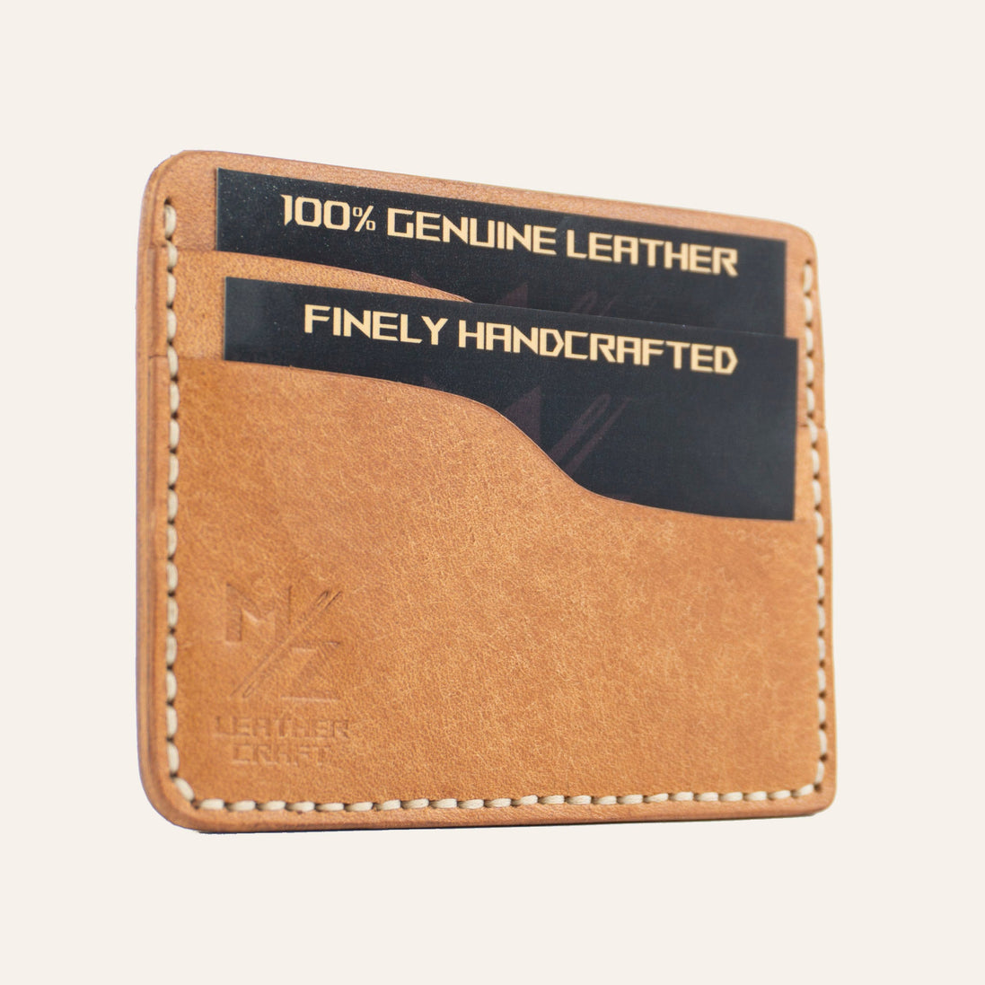 MZ Leather Craft yatay minimalist natürel Pueblo deri kartlık, kartlarla dolu hafif açılı sol profil görünümü, mat yüzey dokusu ve açık gri el dikişi hattı
