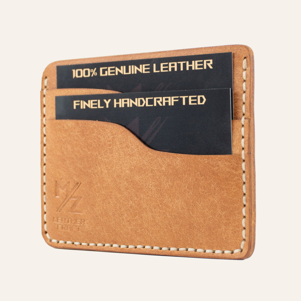 MZ Leather Craft yatay minimalist natürel Pueblo deri kartlık, kartlarla dolu hafif açılı sağ profil görünümü, açık gri el dikişi kalitesi ve belirgin Pueblo deri dokusu
