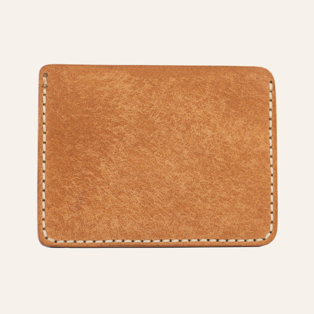 MZ Leather Craft yatay minimalist natürel Pueblo deri kartlık, temiz arka paneli ve çevreleyen açık gri el dikişlerini gösteren arka görünüm