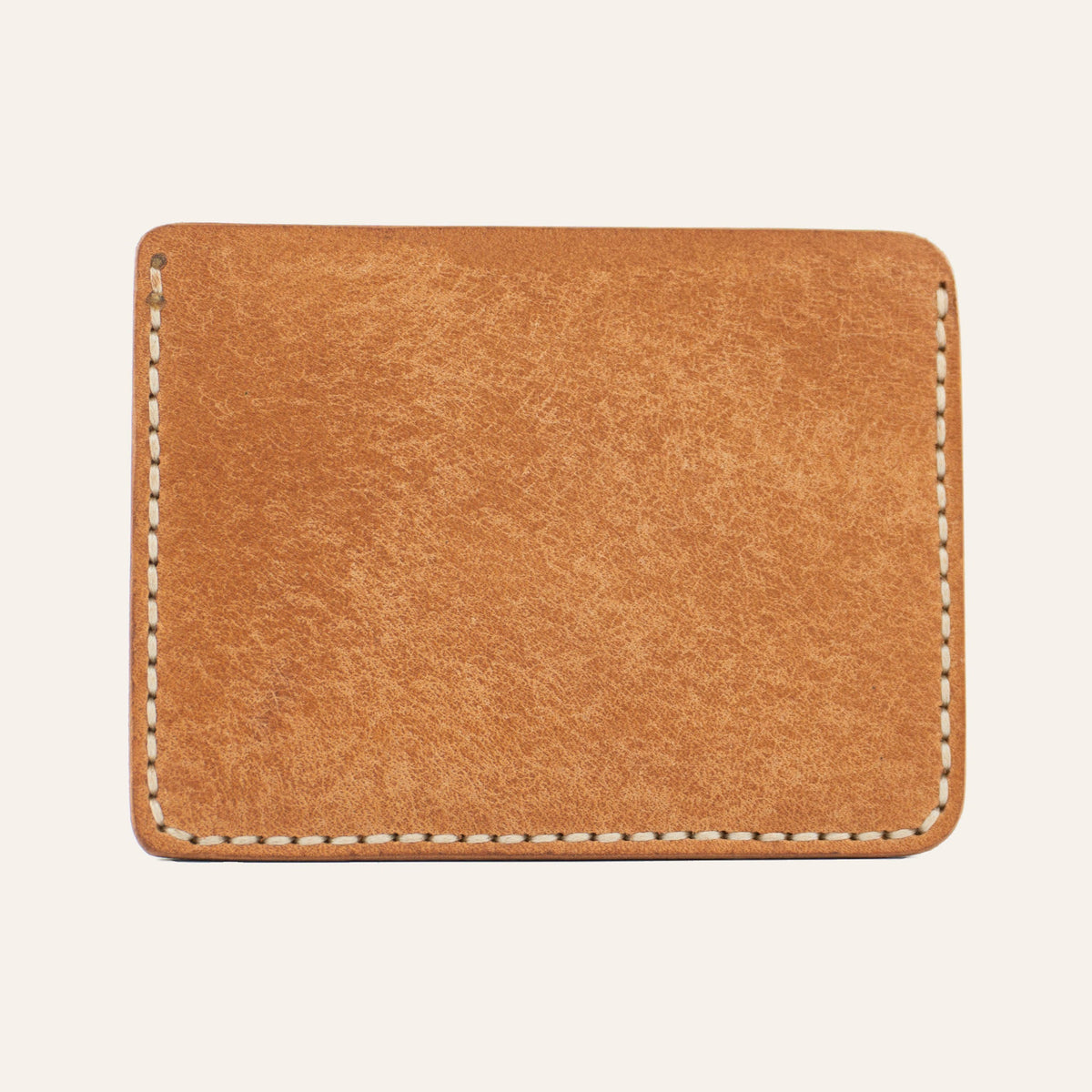 MZ Leather Craft yatay minimalist natürel Pueblo deri kartlık, temiz arka paneli ve çevreleyen açık gri el dikişlerini gösteren arka görünüm